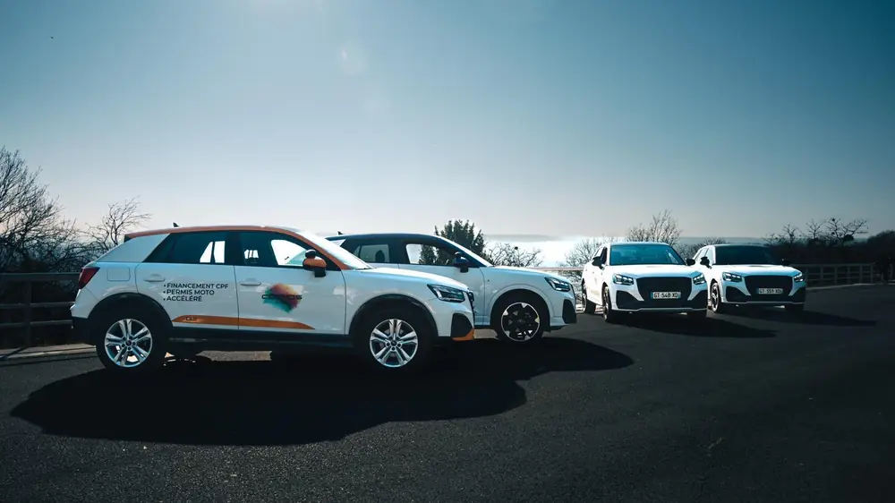 Élève fière de son permis de conduire obtenu à l'auto-école Cosmos Paris